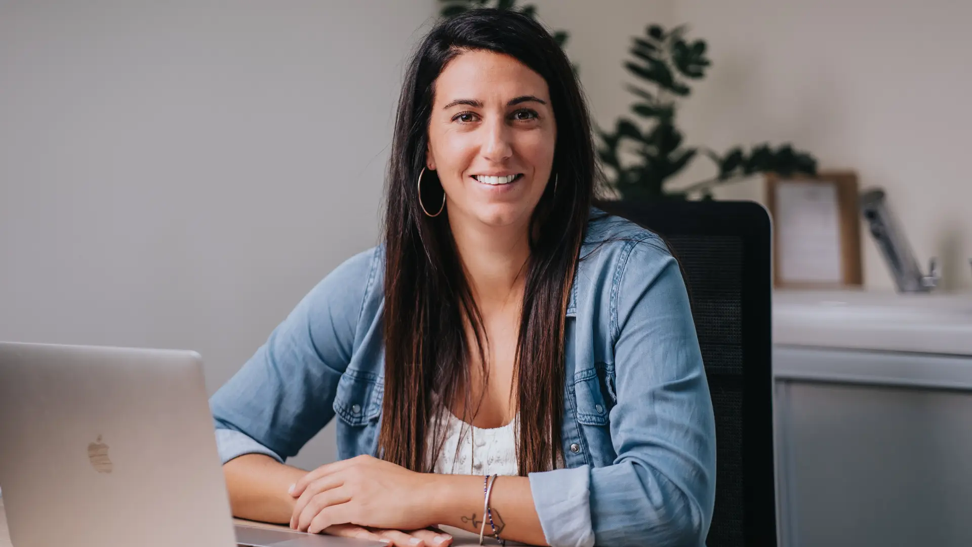 Jessica POUX à Fleury d'Aude assis à son bureau avec un air accueillant