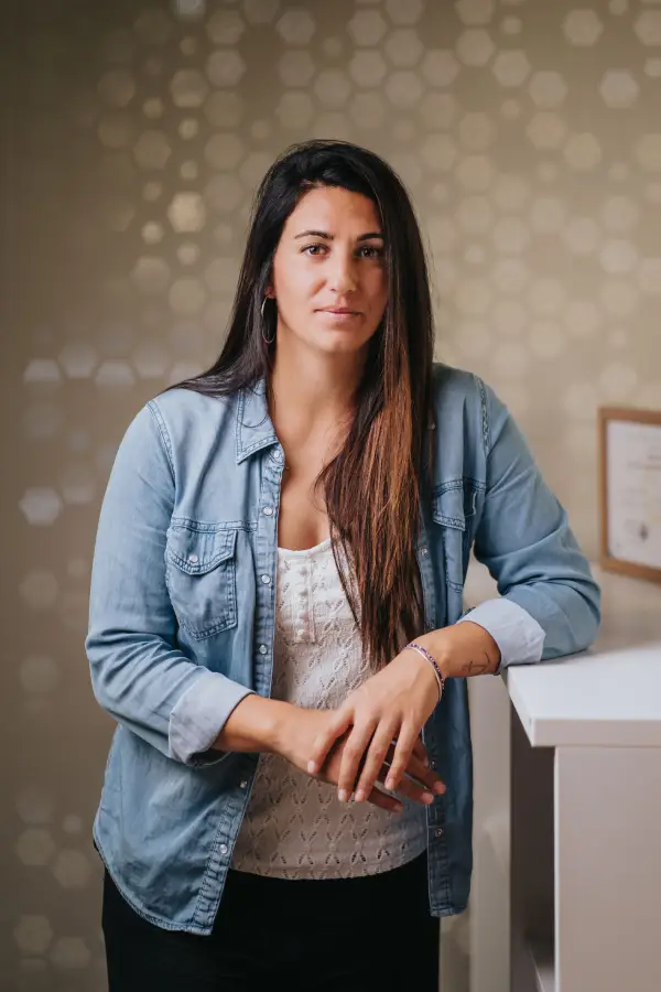 Jessica POUX à Fleury d'Aude dans son cabinet